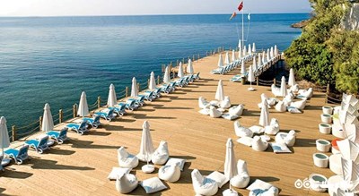 تخت های حمام آفتاب کنار ساحل هتل
